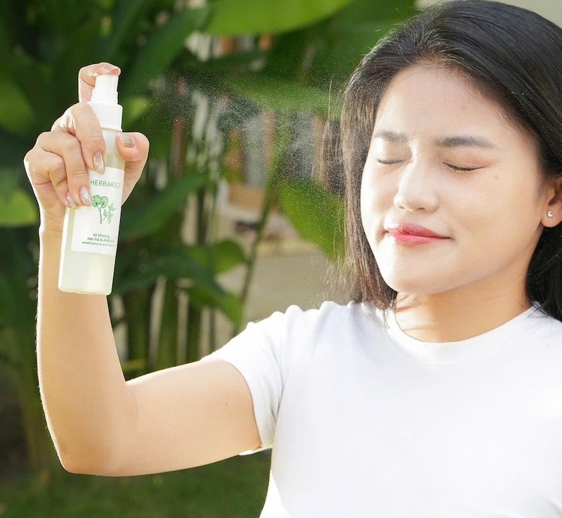 Da mụn có nên xài xịt khoáng không da mun co nen xai xit khoang khong