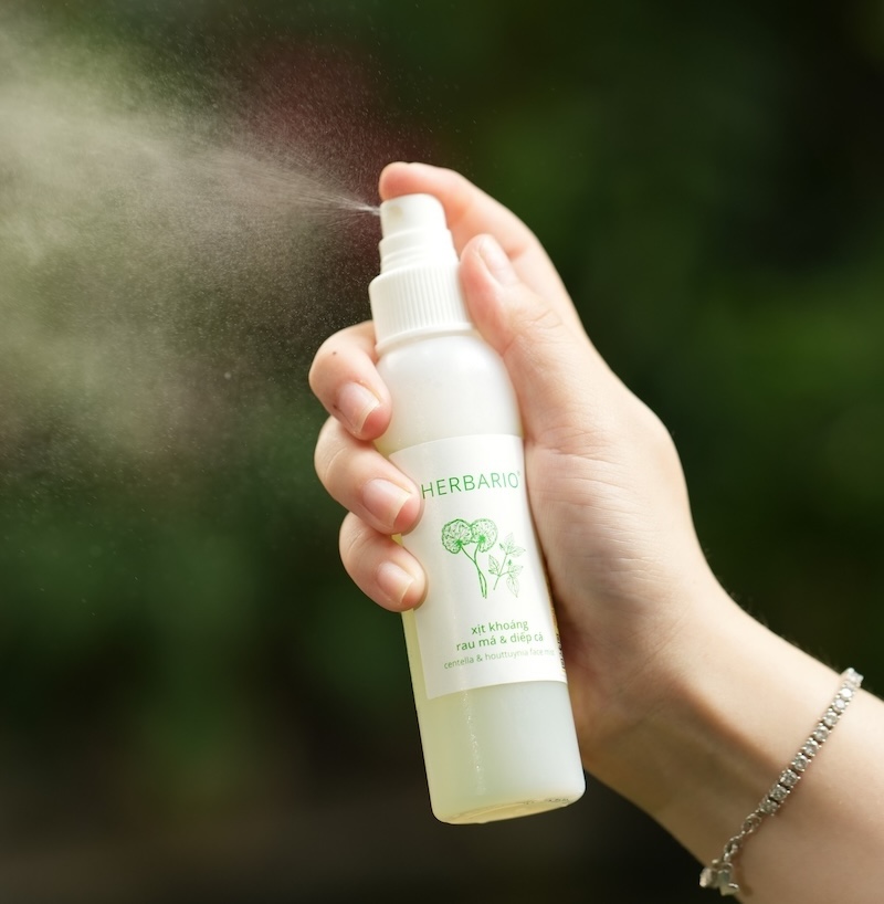 Da mụn có nên xài xịt khoáng không da mun co nen xai xit khoang khong