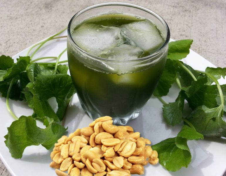 Sinh tố rau má lạc rang