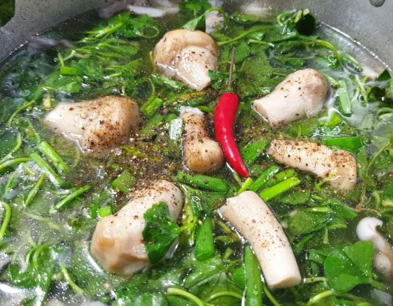 Canh rau má nấu nấm