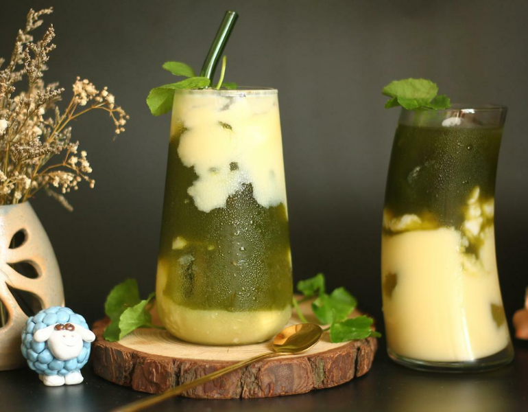 Nước ép rau má giải nhiệt kết hợp với đậu xanh